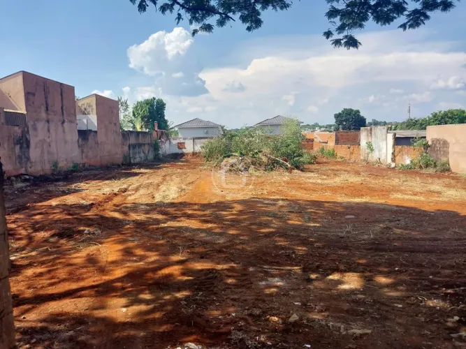 TERRENO AMPLO NA VILA MARLI