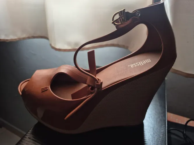 Melissa Patchuli (Anabela Peep Toe)