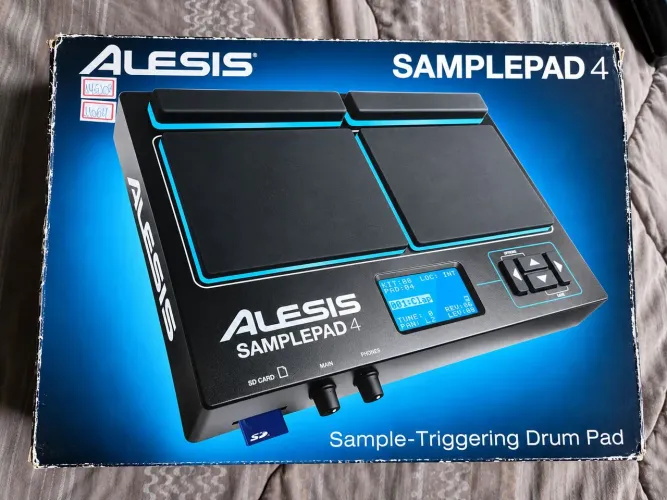 Alesis SamplePad 4 - Pad Eletrônico de Bateria e Samples, luzes azuis. Novo, sem detalhes