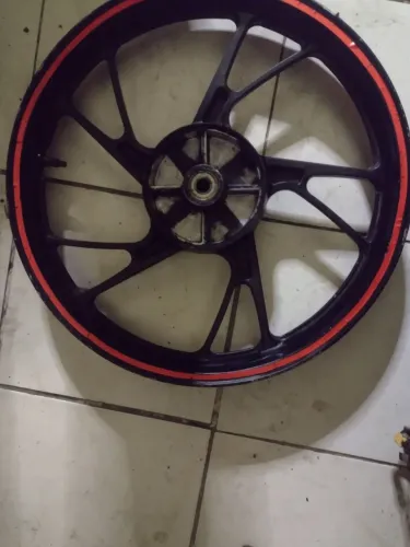 Vendo Roda de liga Titan 150 pé de galinha (traseira) semi nova valor 350,00