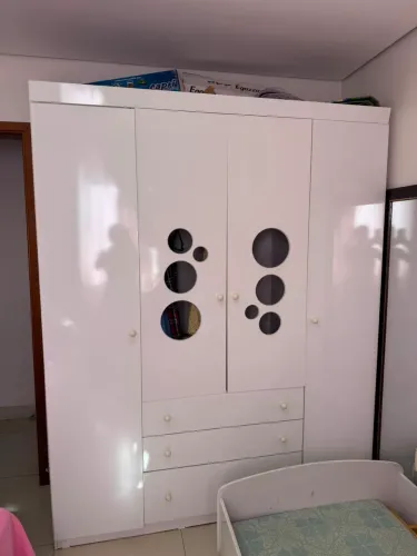 Guarda roupa infantil 6 porta 2 gaveta simples e um gavetão ótimo estado cabideiro