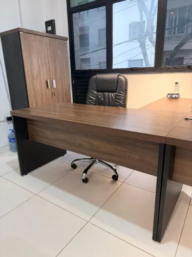 Mesa de Escritório 1,5x1,6m c/ Gavetas Madeira