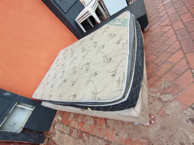 Cama box casal colchão de molas usada marcas de uso ((ENTREGO GRATIS))