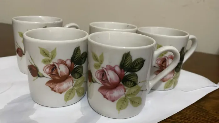 Xícara vintage floral de porcelana