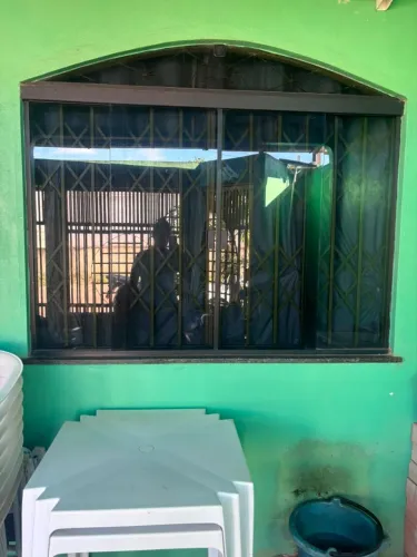 Vendo 01 janela de vidro e 01 grade  pequena para jenela