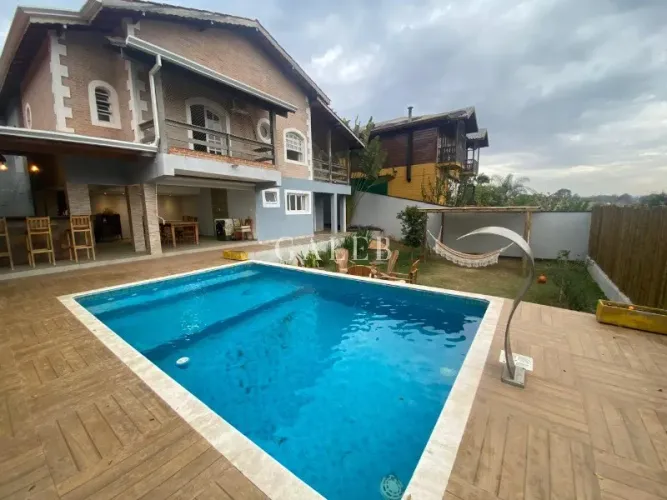 Oportunidade!Um charme de casa no Cond. Palavra da Vida: 05 Quartos, 04 Suítes, sala com l
