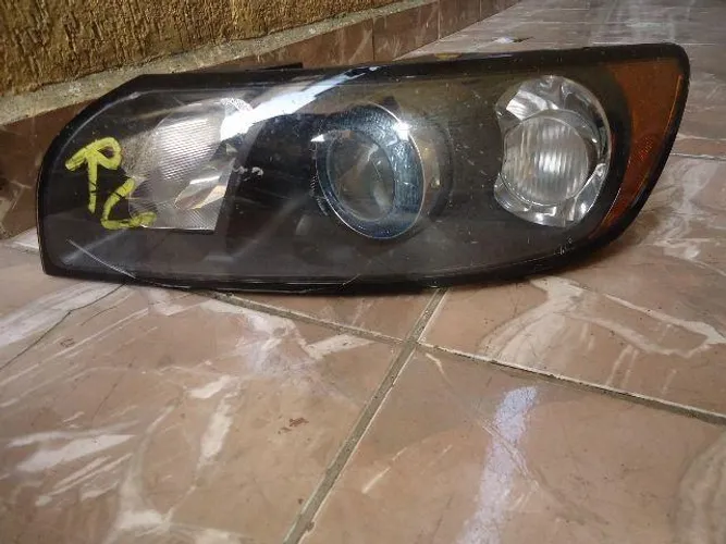 Farol volvo s40 2004 (com detalhe na lente)
