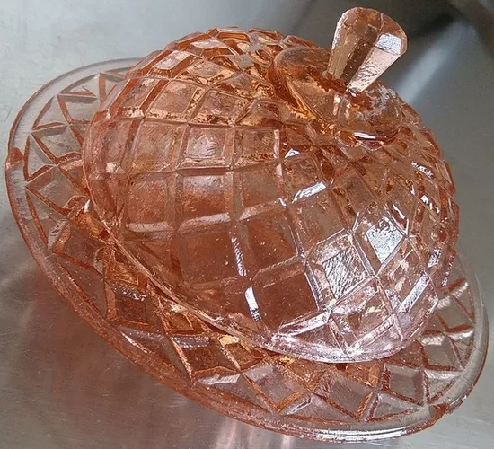 LINDA MANTEIGUEIRA GRANDE EM VIDRÃO ROSA.