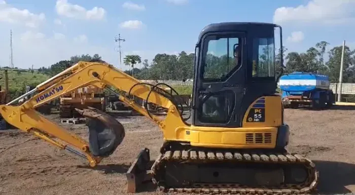 Escavadeira Komatsu PC55 MR ano 2012, com ar condicionado, em SP