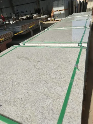 Piso de Granito Granito Branco Siena Polido ou Levigado / Material limpo.