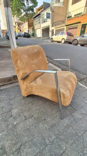 Poltrona Solitária Semi Nova em Camurça e Aço cromado 