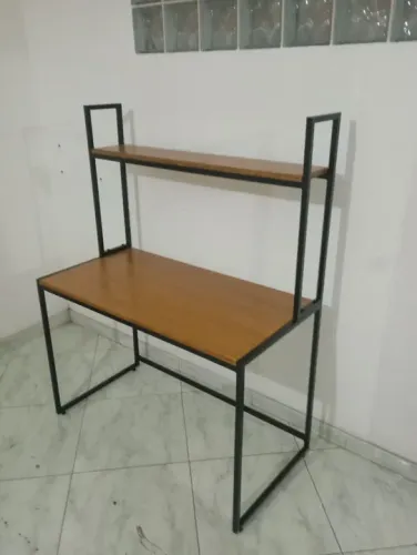 Mesa de Escritório Industrial com Prateleira