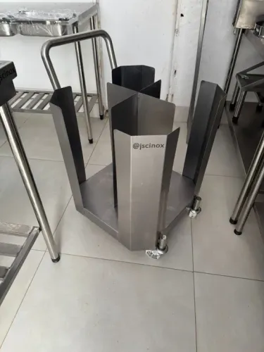 Carrinho em aço inox para transporte de pratos.