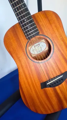 Violão TAYLOR e outros itens.