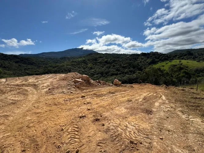 Terreno com vista privilegiada - 3.530 m² prontos para construir