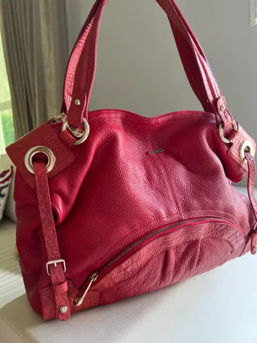 Bolso Vermelha em Couro Datelli com detalhes dourados