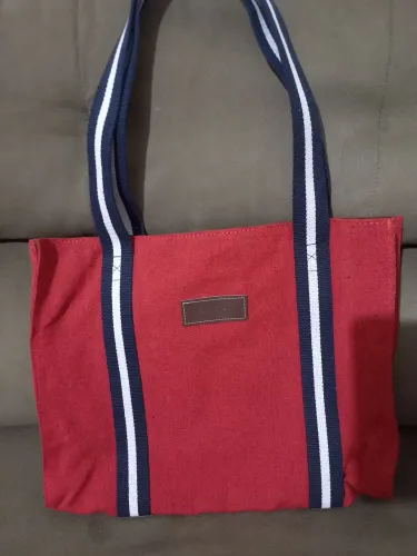 Bolsa de ombro vermelha Elle Et Lui com detalhes em azul.