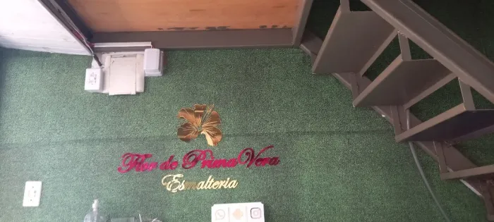 Vaga para manicure com experiência 