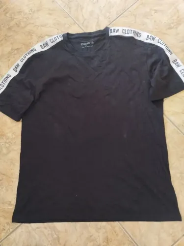 Camiseta Baw Clothing - Detalhe nas mangas - tamanho GG