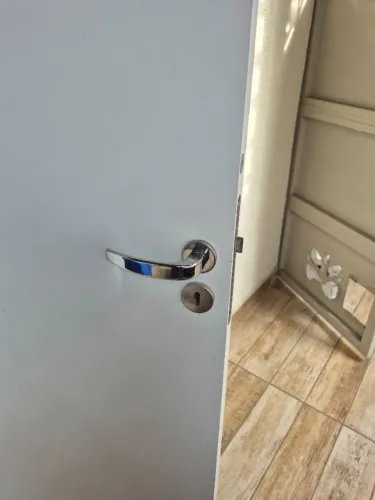 Vendo duas portas de madeira 1 camarão de 80cm cor creme e 1 lisa branca de 80 cm