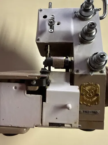 Máquina overloque antiga não testada 