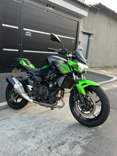 Kawasaki Z400 - Potência, Estilo e Baixa Quilometragem!