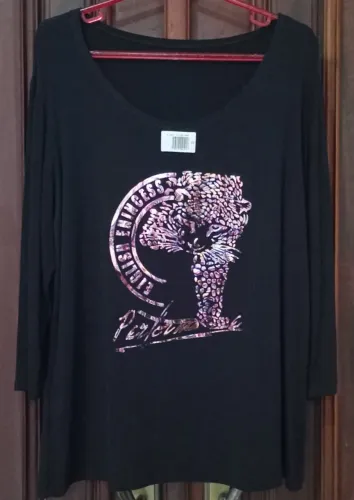 Blusa Feminina Preta Reta Manga 3/4 Moda grande tam 50 com estampa estilo transfer