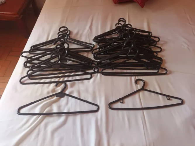 32 cabides de plástico para roupa