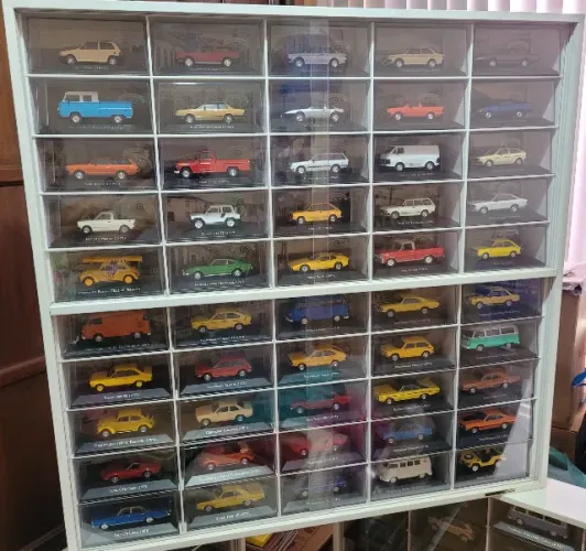 COLEÇÃO COMPLETA 150 MINIATURAS CARROS INESQUECÍVEIS+10 ALEATÓRIOS+FASCÍCULOS+EXPOSITORES.