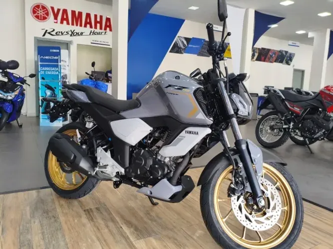 Leve a FZ15 Connected 2026 sem pagar entrada, já emplacada e com capacete de presente!