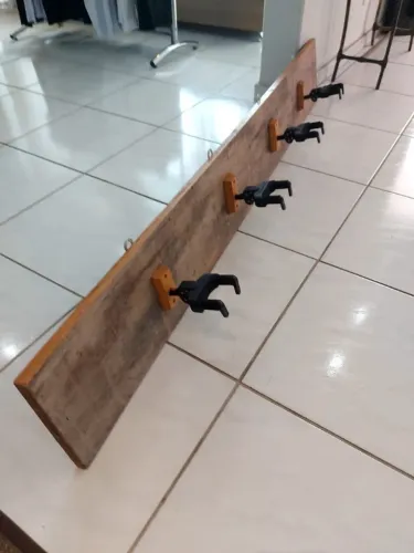 SUPORTE DE PAREDE PARA GUITARRA E OU VIOLÃO