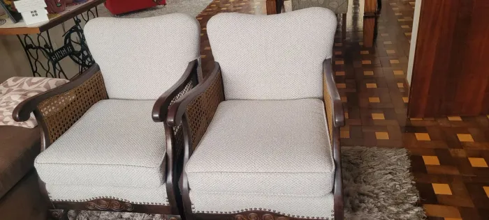 Sofá e poltronas Clássicas com Detalhes em Palha