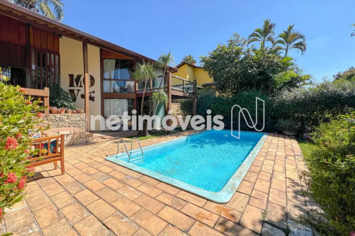 Maravilhosa casa no Trevo, 4 quartos, 3 suítes, piscina, projeto de arquitetura arrojado d