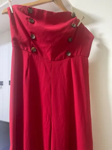 Macacão vermelho com botões Forever 21