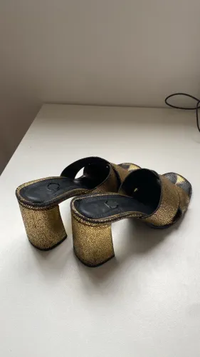Tamanco dourado