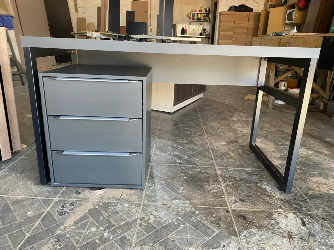 Mesa para escritório Office Industrial com Gaveteiro