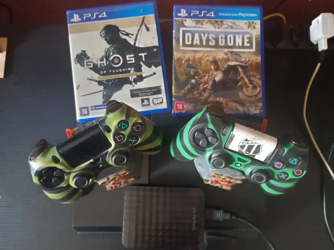 PS4 em ótimo estado acompanha 2 controles em perfeito estado memória interna de 1 terá 