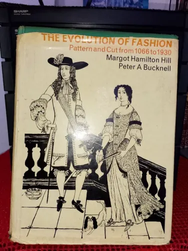 Livro The Evolution of Fashion: Pattern and Cut from 1066 to 1930