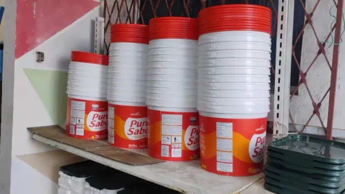 Balde redondo de 15kg. Limpo e com tampa. Valor: 4,50 reais cada.  