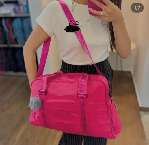 Bolsa de ombro esportiva com pompom