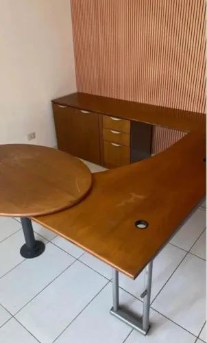 Mesa para escritório em madeira e ferro