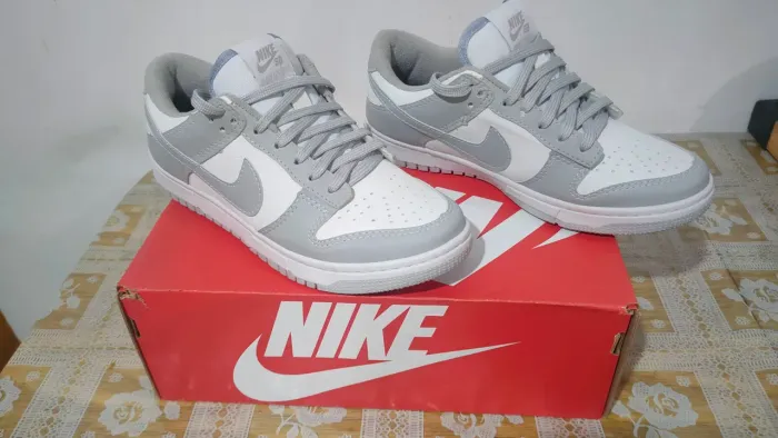 Tênis Nike Dunk Low cinza / branco , Primeira linha , nunca usado.