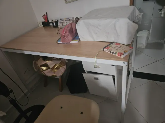 Escrivaninha com design moderno
