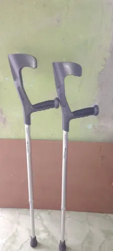Vendo par de muletas ajustável