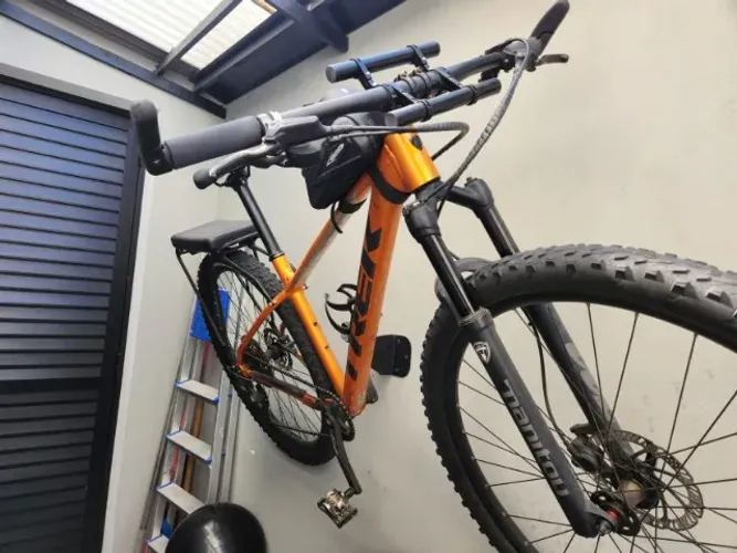 Trek Marlin 5 aro 29 em excelente estado estrutural e com diversos upgrades.