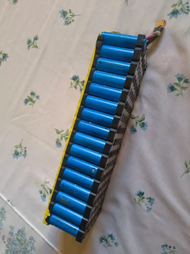 VENDO A PARTE DE DENTRO DA BATERIA DE BICICLETA ELETRICA