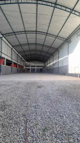 Galpão para locação no Bairro Sol e Mar em Macaé/RJ, 470M2 com Escritórios e Banheiros.