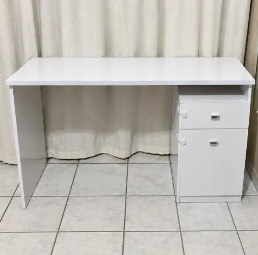 Mesa de estudos Escrivaninha na cor Branca com armário e gaveta