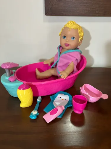 Boneca little mommy brincadeira na banheira