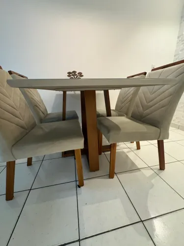 Mesa 4 cadeiras madeira com vidro off withe